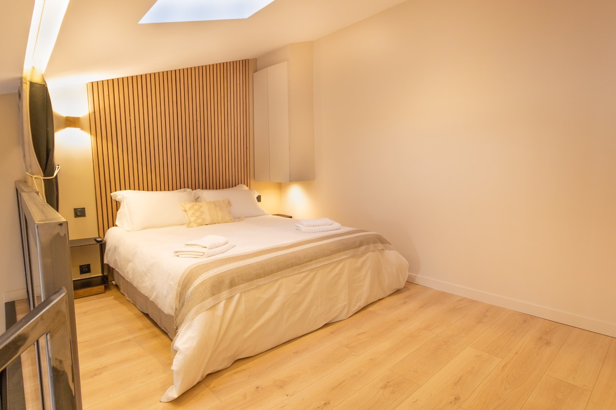 Cama de matrimonio de dieciséis. 
Tiene la posibilidad de separar completamente la habitación gracias a la cortina separadora opaca.