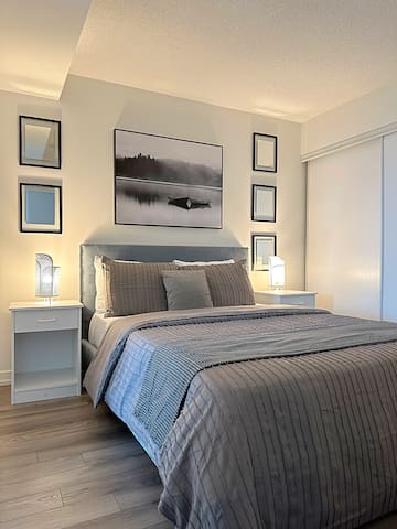 Modern 2BD + 2 Bath by CN Tower.