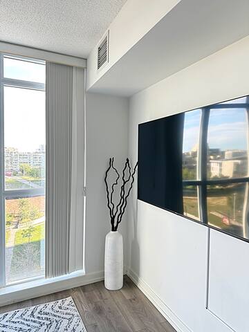 Modern 2BD + 2 Bath by CN Tower. gallery image 4