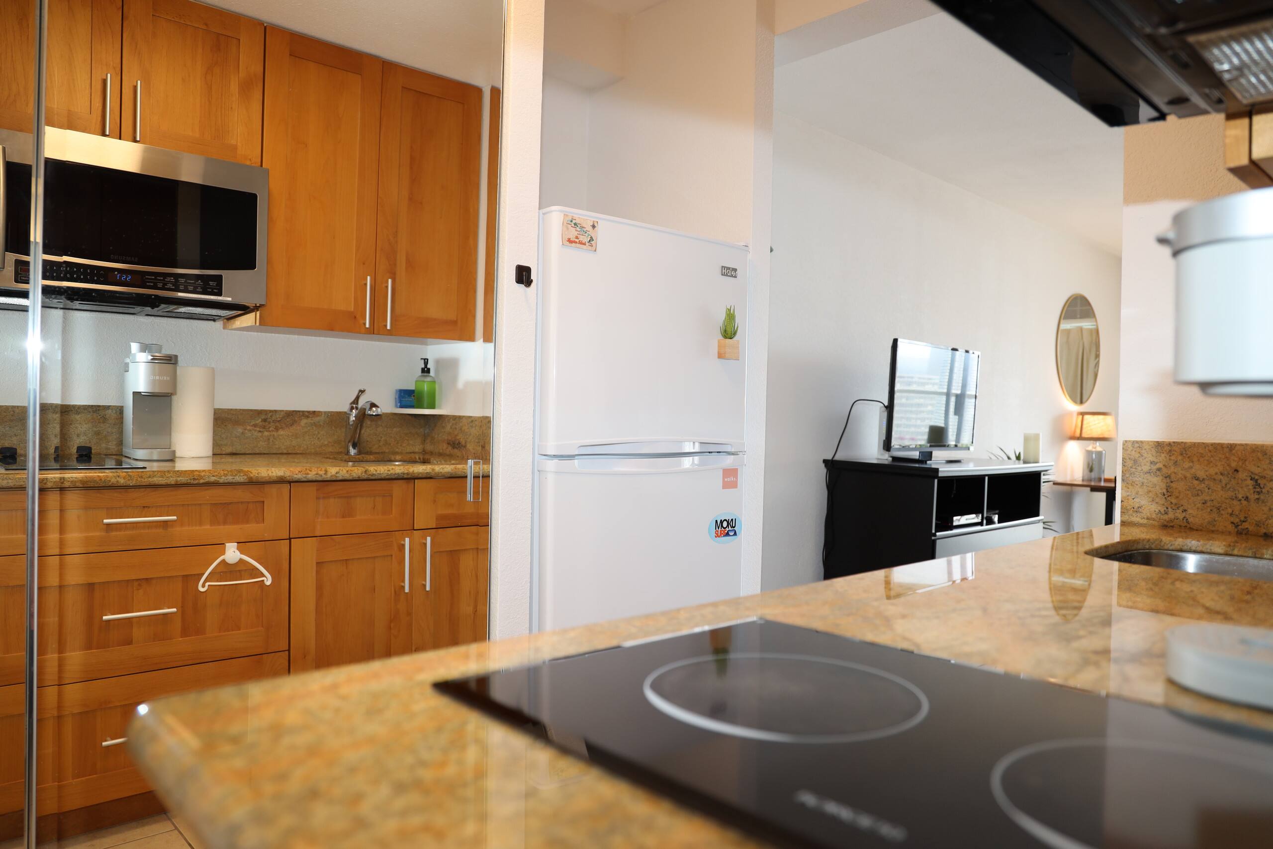 Bright Studio in Waikiki 25th FL - Image 3