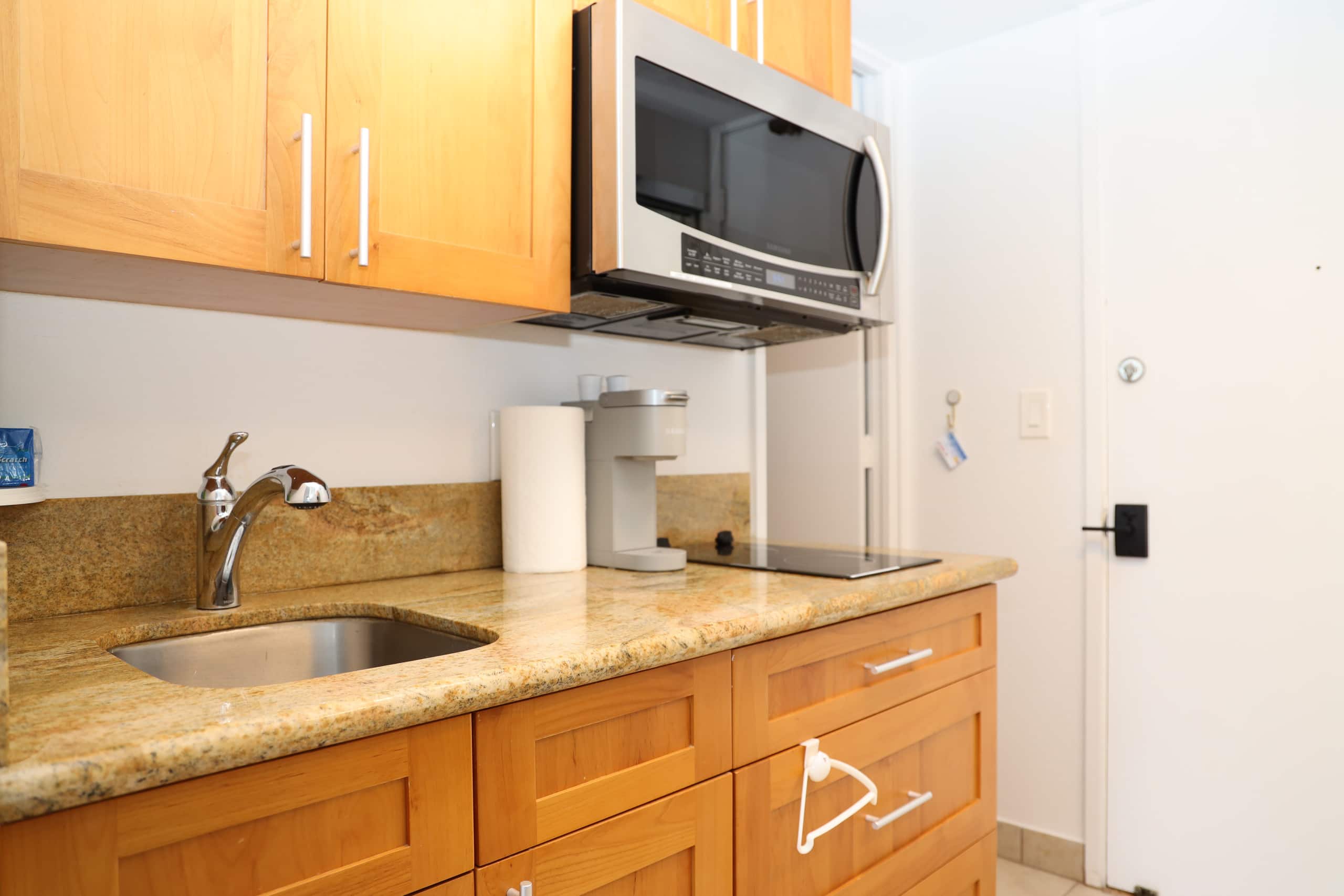 Bright Studio in Waikiki 25th FL - Image 5