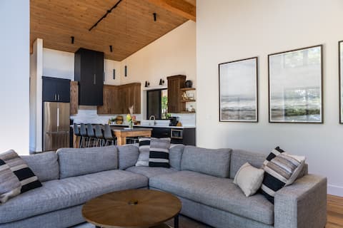 Successful Airbnb property: Driftaway Lakehouse Island Escape - Hot Tub & Boat in Georgian Bay