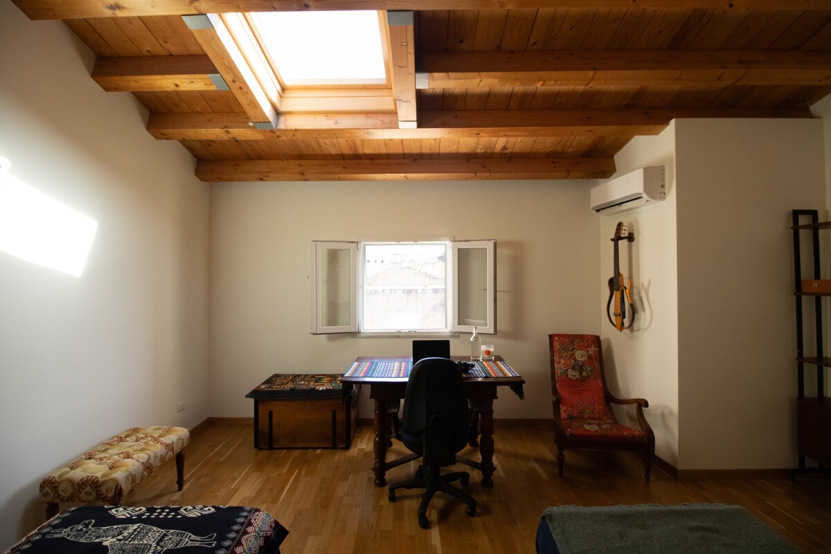 Un dormitorio versátil y espacioso (22 m2) que puede servir como área para dormir y como espacio de trabajo, con una vista impresionante.