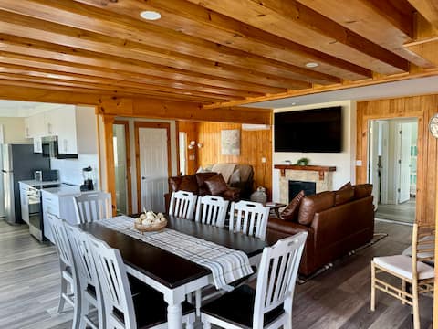 The Catskill Jewel with Mountain View Hot Tub