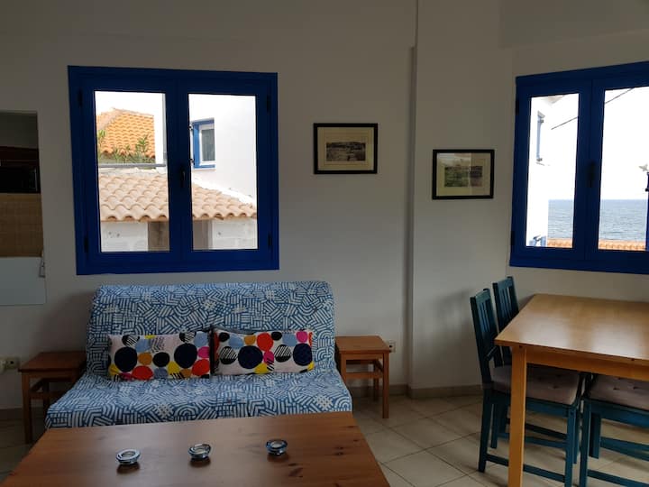 Разтегателен диван във всекидневната за 2 - ма души (широк 140 см)