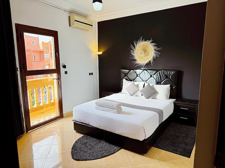 Stylish Apt, 2 Mins from Airport