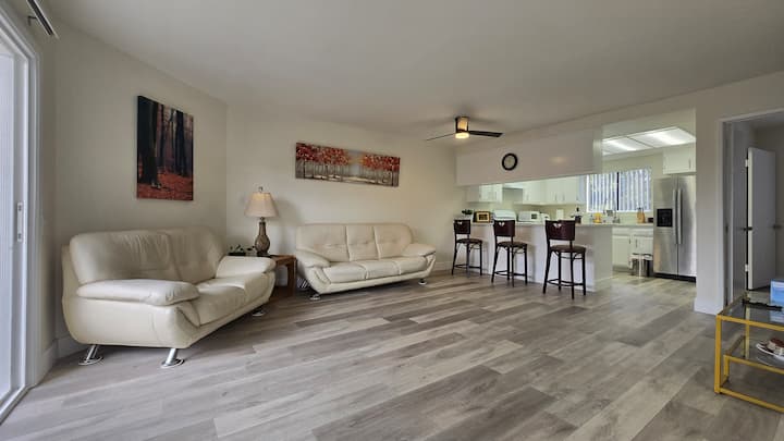 Large et lumineux, avec des fenêtres en verre du sol au plafond donnant sur le balcon du jardin avec table de bar, télévision, eau chaude, service à thé.