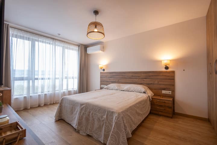 Krevet može postati 1 bračni krevet ili 2 odvojena.