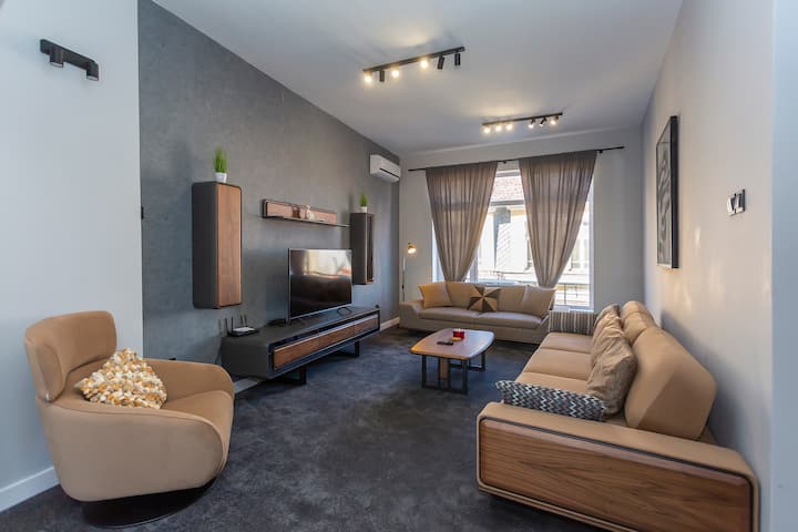 Dhomë ndenjjeje me televizor HD me ajër të kondicionuar 
