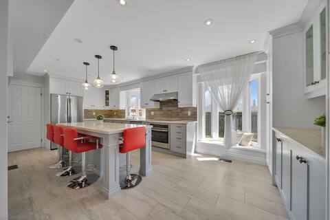 Luxury Stay W/ Chef's Kitchen