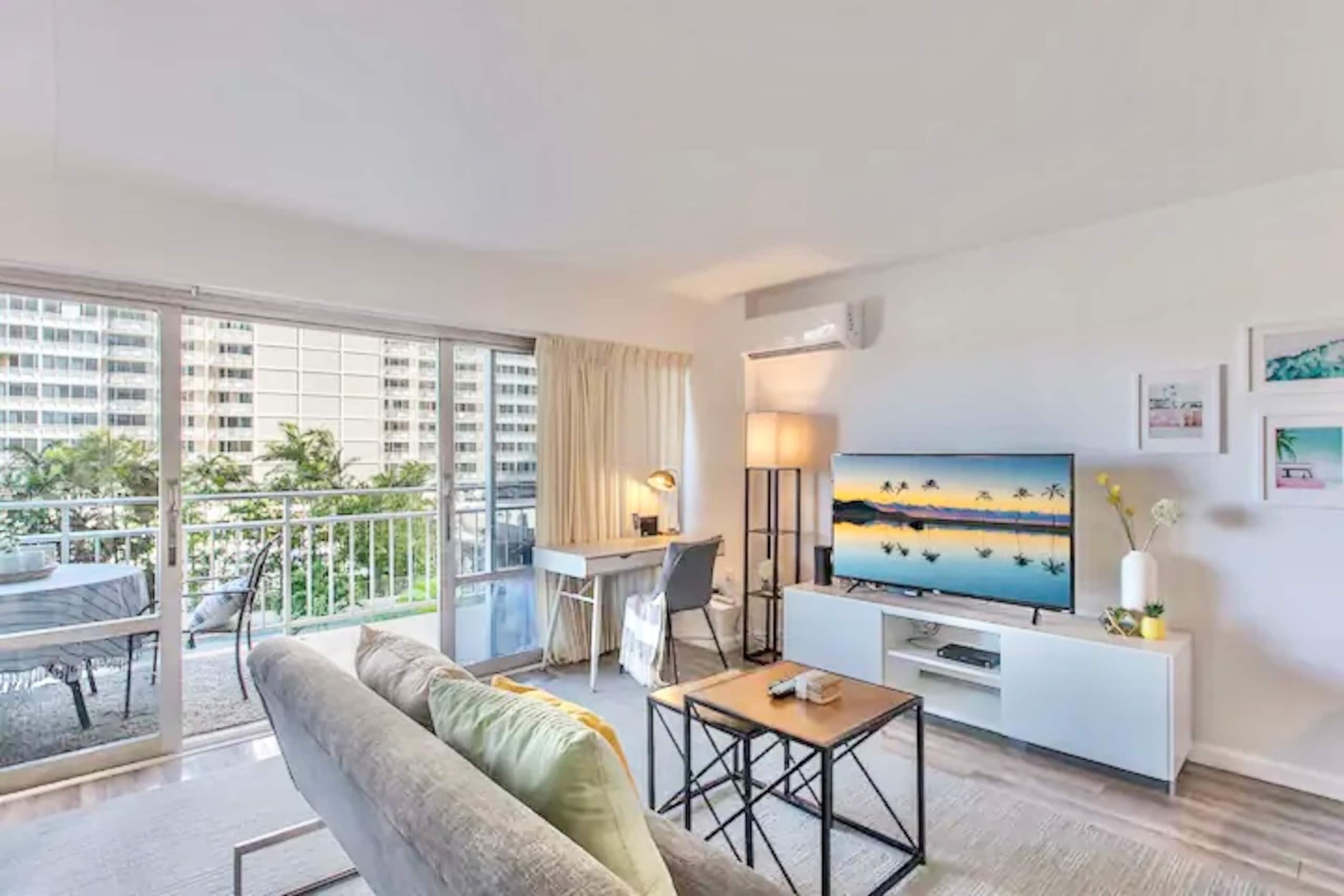Ocean View Open 1bdrm Ilikai Hotel next to Beach - Image 3