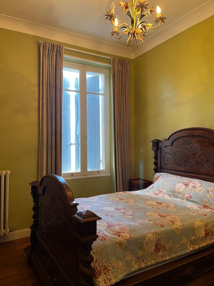 chambre de 10.5M2, idéal pour enfants.
placard de rangement.