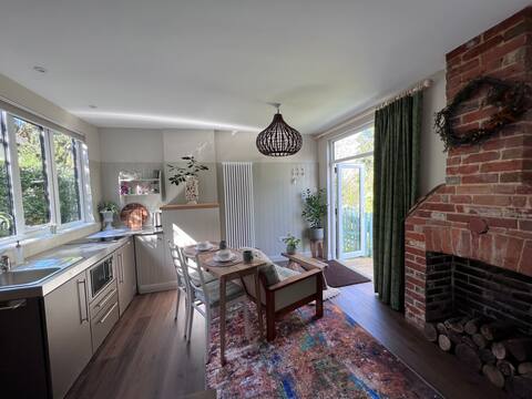 Cosy Cottage in a secret garden