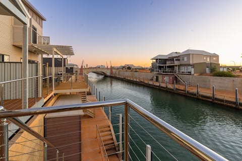 Exmouth Retreat -3x3 on the canal