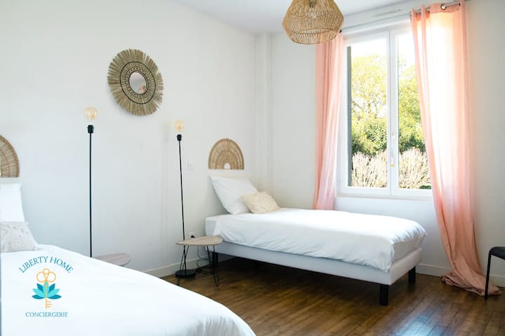 Светла спалня, 2 единични легла, възможност за свързване на основите на леглата благодарение на системата за закрепване, която е на ваше разположение.