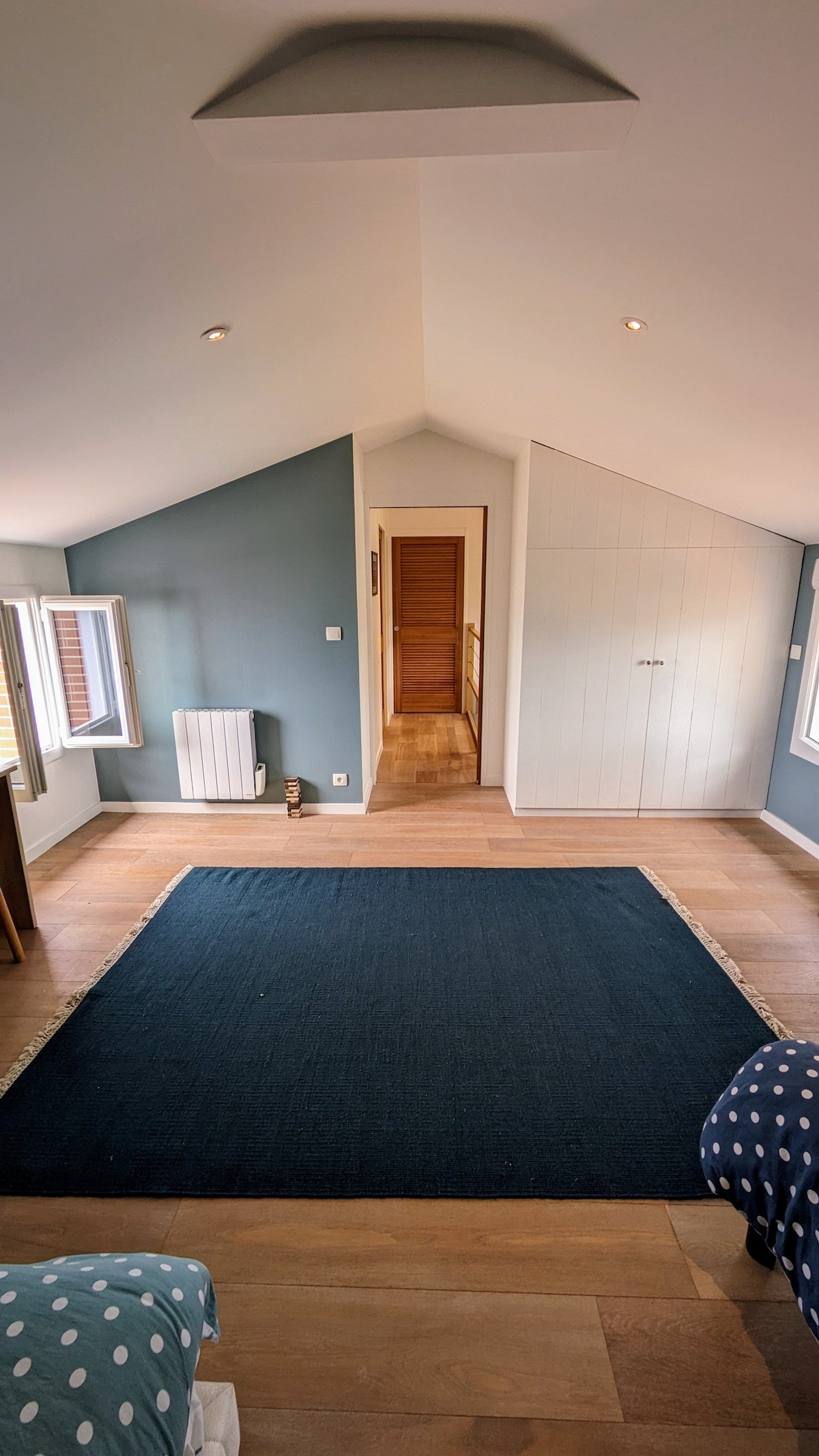 غرفة رباعية في الطابق العلوي، واسعة جدًا مع إطلالات على المحيط والحديقة. سريران مزدوجان ومكتب واحد وخزانة واحدة وجانب المحيط وجانب الحديقة من خلال الضوء. هنا نرى الهبوط الذي يؤدي إلى غرفة النوم المزدوجة الثانية في الطابق العلوي