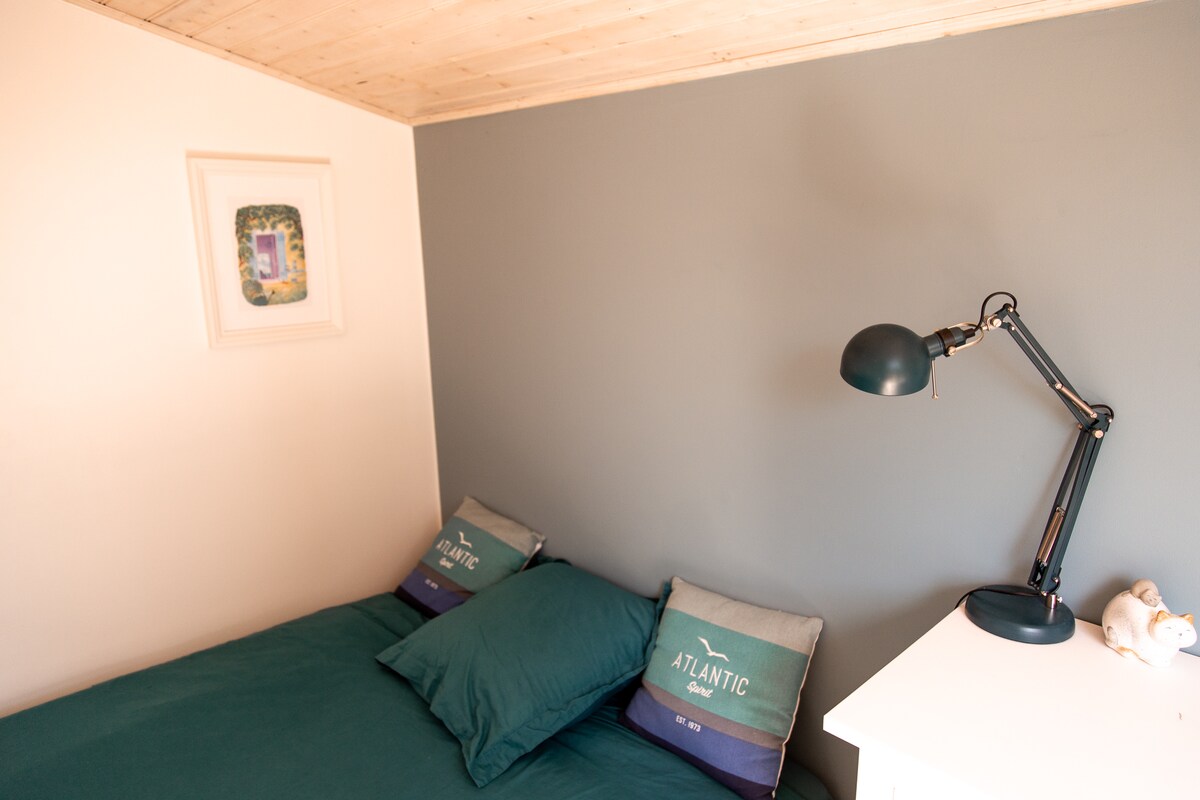 غرفة نوم الملحق في الحديقة. سرير 140 × 200 سم