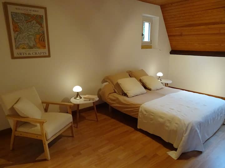 Bračni krevet 140x190 cm. 
Vrlo velik ugrađeni ormar s policama i garderobom s vješalicama, stalak za odjeću i fotelja. Prozor ima mrežu za komarce. Sjenila na prozoru i krovnom prozoru.