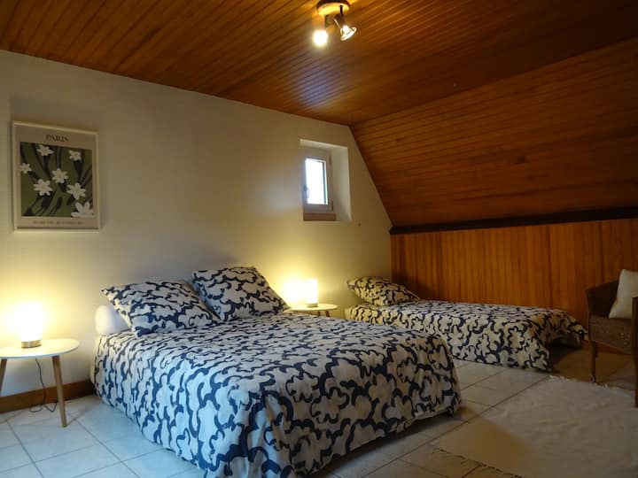 Veliki krevet 140x190, mali krevet 90x140.
Stalak za kapute, ormar duž cijelog zida.
Mreža za komarce na prozoru, rolete na krovnom prozoru i prozoru.