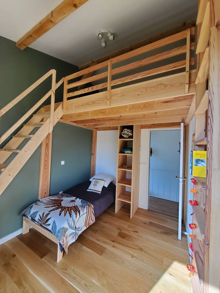 يتكون من سرير واحد 90×200 سم تحت الميزانين وسرير 140 × 200 سم في الجزء العلوي من الميزانين