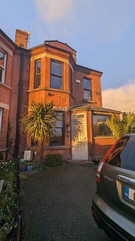 Modern Victorian Home, 15 min from City Centre gallery image 3