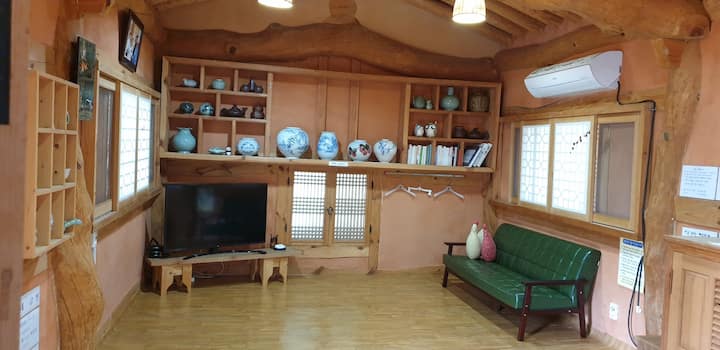 Тоа е простран и удобен простор во спалната соба и е традиционална соба во Ханок.
Опремен е со клима уред и греалка, а има и голем телевизор и интернет-врска. 