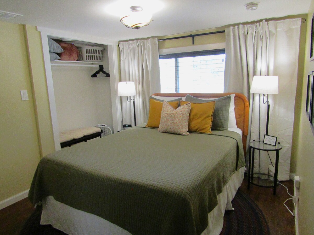 غرفة النوم المريحة هذه التي تحتوي على سرير بحجم كبير هي الأقرب إلى منطقة المعيشة. 