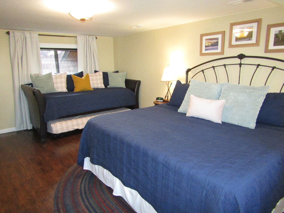 تحتوي غرفة النوم الثانية على سرير كينج وسرير نهاري مزدوج مع سرير مزدوج. هذه الغرفة مثالية لزوجين مع أطفال صغار أو مراهقين. 