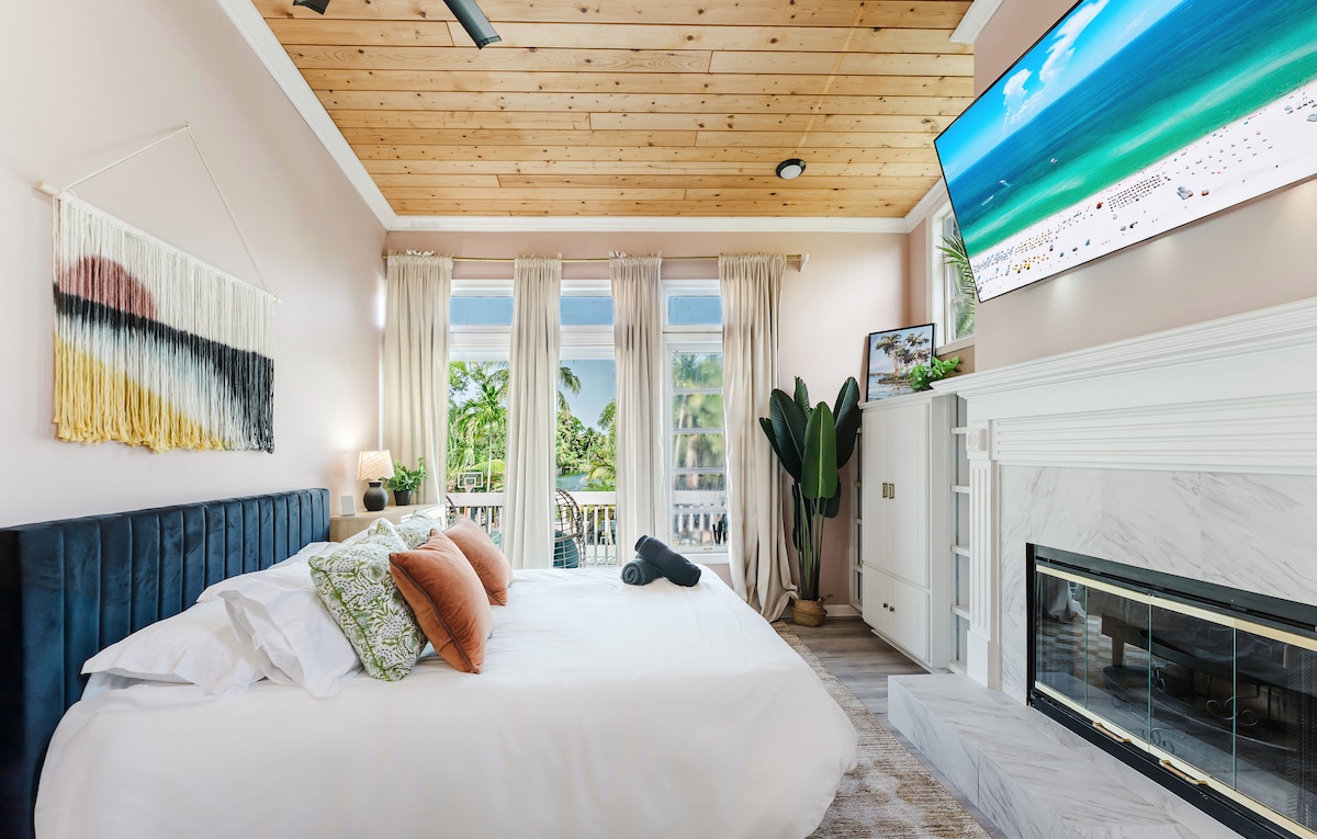 استيقظ على إطلالات على الجنة. يتميز هذا الجناح المتجدد الهواء بأسقف خشبية مقببة ومدفأة مريحة وشرفة خاصة تفتح على مناظر استوائية خصبة وأشعة الشمس الصباحية.