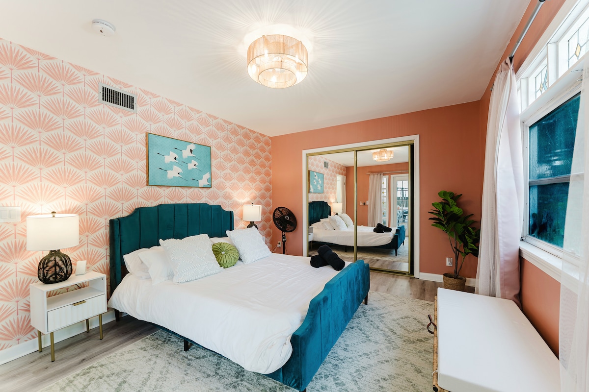 استمتع بمزيج جريء من ذوق منتصف القرن والسحر الساحلي، حيث يضم سريرًا فاخرًا وجدارًا مزينًا بنمط النخيل وإمكانية وصول خاص إلى السطح المشمس.