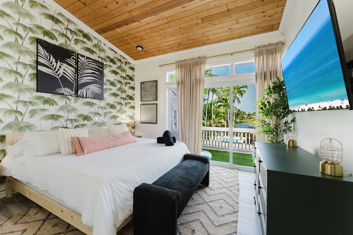 ملاذ هادئ: استرخ في غرفة النوم. استمتع بالنسائم اللطيفة من مروحة السقف والإطلالات الهادئة على الفناء الخلفي من خلال النافذة.