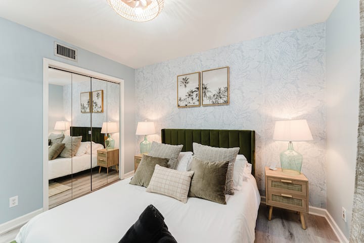 Меките нюанси и изисканите детайли превръщат тази стая в спокойно убежище. Плюшените спални принадлежности, огледалният гардероб и амбиентното осветление създават спокойно и привлекателно място за почивка за спокойни нощи.