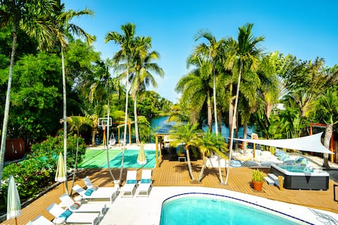 Waterfront Pickleball, Hot Tb, Cinema, Sauna, Pool