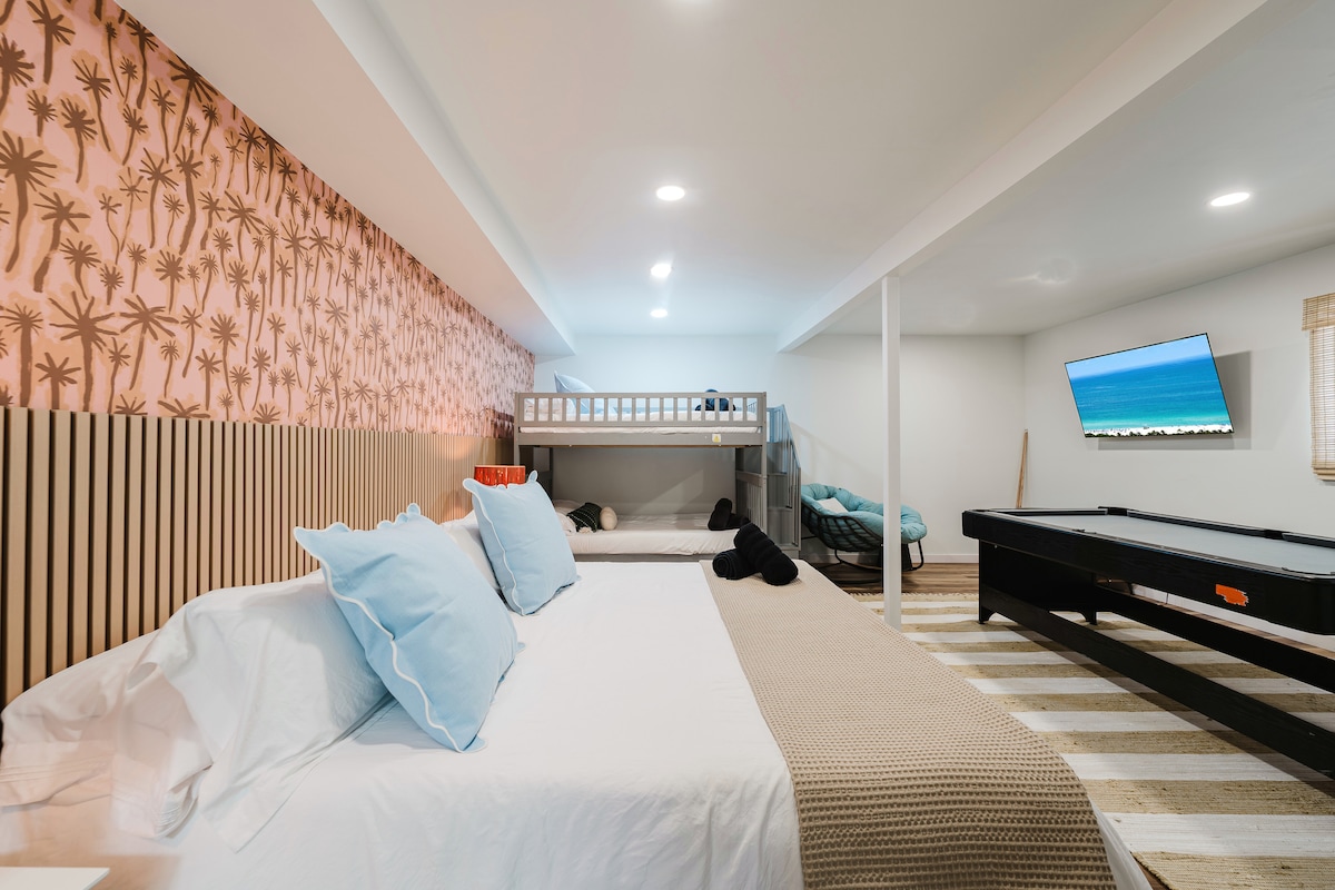 متعة لجميع الأعمار. تحتوي غرفة النوم النابضة بالحياة على أسرّة بطابقين، وسرير نهاري مريح، وتلفزيون كبير، وطاولة بلياردو - مثالية لسهرة مشاهدة الأفلام أو المسابقات الودية.