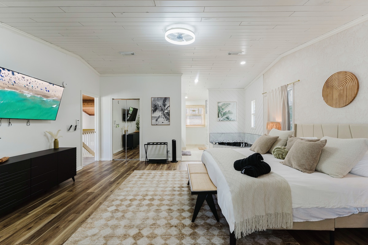 واسعة وهادئة وجميلة التصميم. يوفر هذا الجناح سريرًا فخمًا بحجم كينج ومنطقة تلفزيون خاصة وحوض سبا مهدئًا - ملاذك الشخصي للراحة والتجديد.