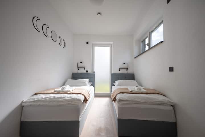 سريران زنبركيان كبيران مريحان: 90 سم × 2.00 متر.