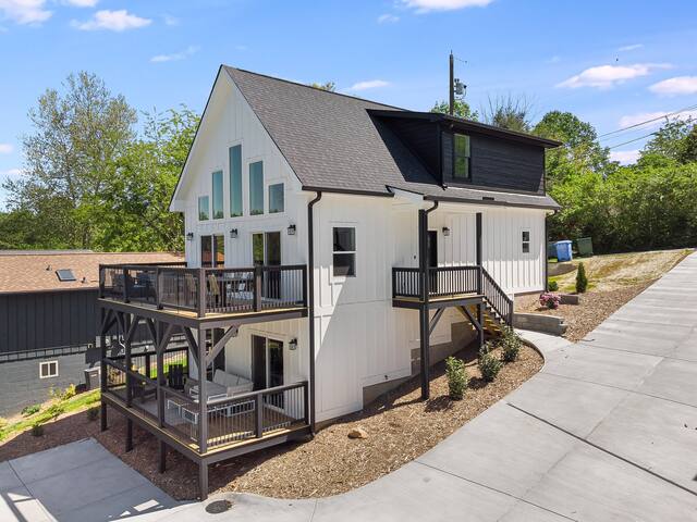 Premium Biltmore Village Home | 5-Bedroom, 2 Decks gallery image 2