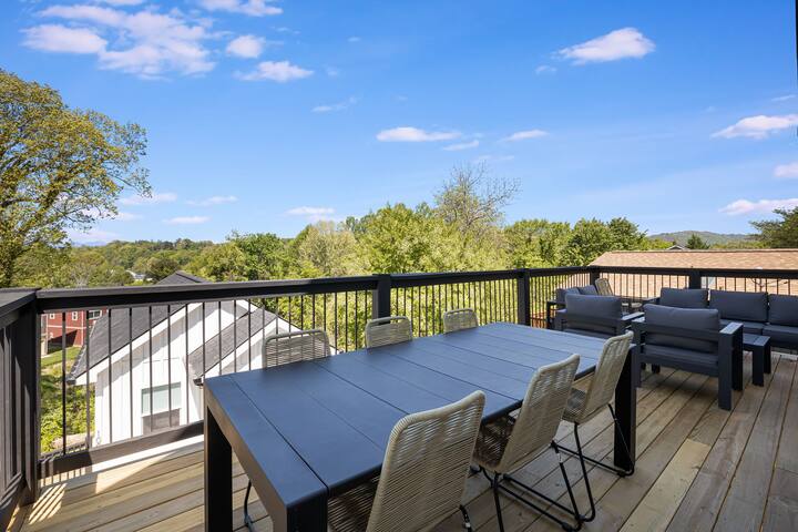 Premium Biltmore Village Home | 5-Bedroom, 2 Decks gallery image 5