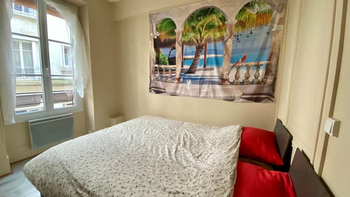 Spálňa má priestrannú manželskú posteľ. V spálni je okno s výhľadom do dvora. V okne spálne sú zatemňovacie závesy na úplné zablokovanie svetla.