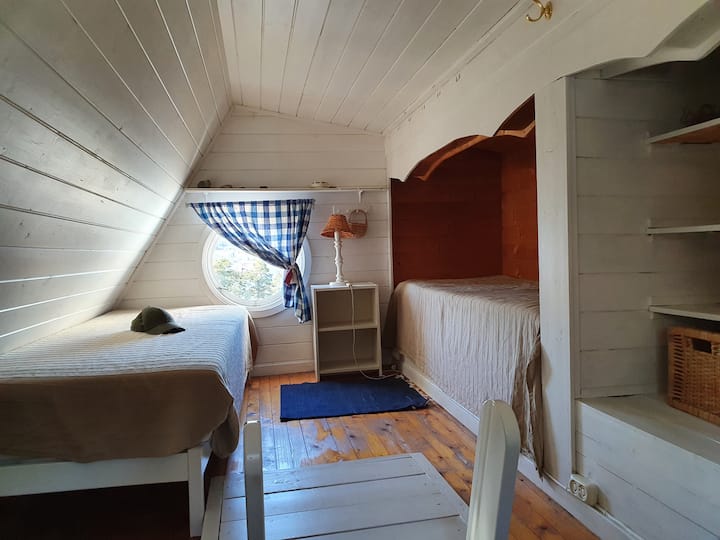 Ეს ოთახი პატარა ლოფტზეა. Მისაღები ოთახიდან კიბეა. Ოთახი შესაფერისია ბავშვებისა და ახალგაზრდებისთვის 8-დან 13 წლამდე