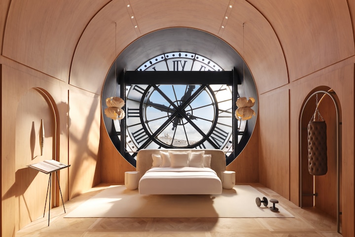 Vytvoril som spálňu vo vnútri hodinovej miestnosti Musée d'Orsay pre jedinečný pobyt na jednu noc s výhľadom na otvárací ceremoniál v roku 2024 z vášho okna.