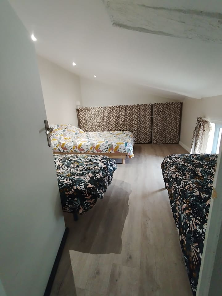 KVETINOVÁ izba na 2. poschodí: internátna izba: