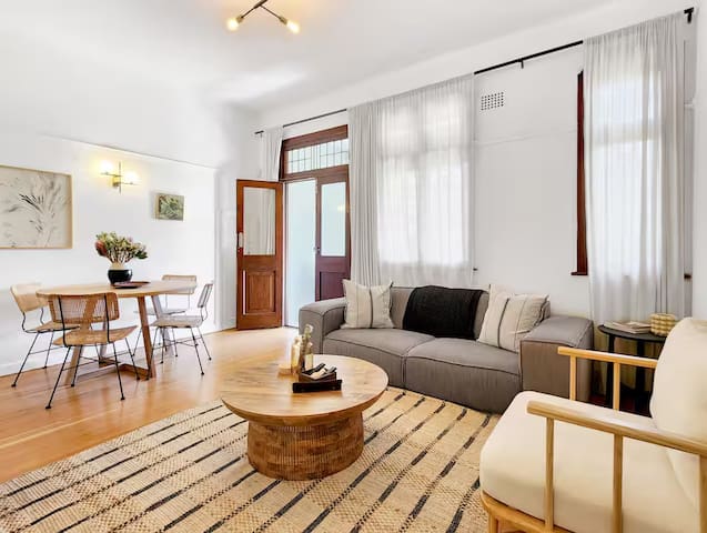 Stylish 2 Bed Apartment in Trendy Tamboerskloof