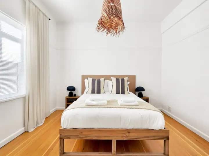 Საწოლები დამატებითი სიგრძისაა და დამზადებულია უმაღლესი ხარისხის 400 ძაფის რაოდენობის ბამბის თეთრეულით. Დამატებითი სიმშვიდისა და განმარტოების მიზნით, საძინებლები მოშორებულია ქუჩის ხედს.