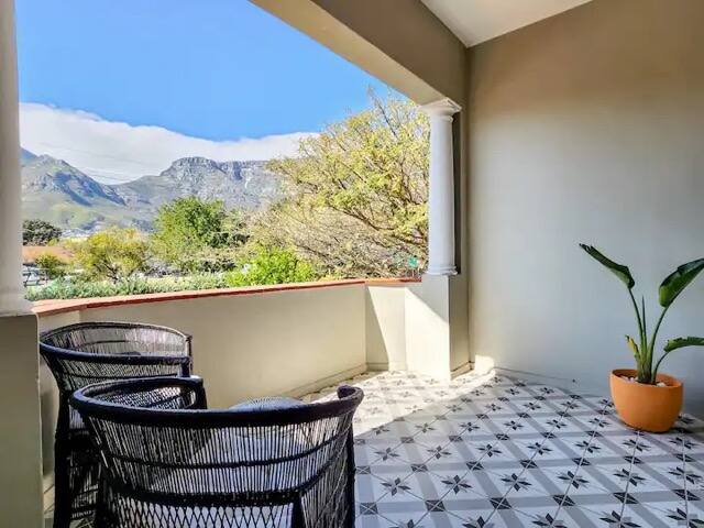 Stylish 2 Bed Apartment in Trendy Tamboerskloof gallery image 4