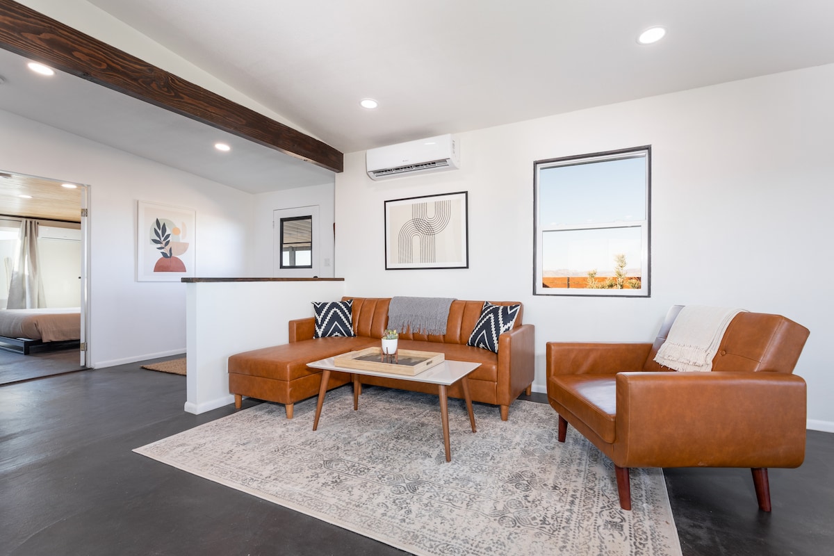 סלון מואר ועליז עם ספה נפתחת זמינה לאורחים. מקום מושלם לערב משחקים!