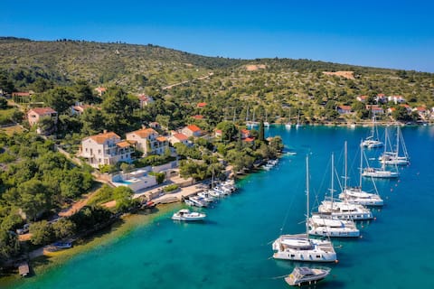 Villa Philippa |Seafront |Heated Pool |11 Guest