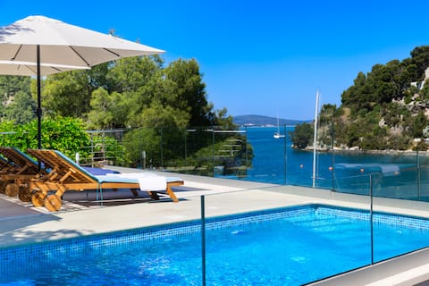 Villa Philippa |Seafront |Heated Pool |11 Guest
