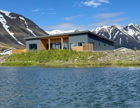Bakkabyggd - A lake view villa