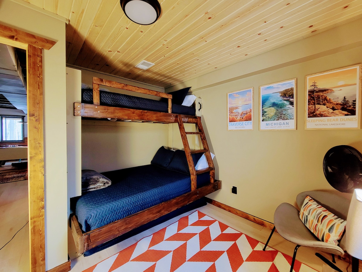 غرفة نوم بطابقين بسرير مزدوج وسحبها - الطابق السفلي